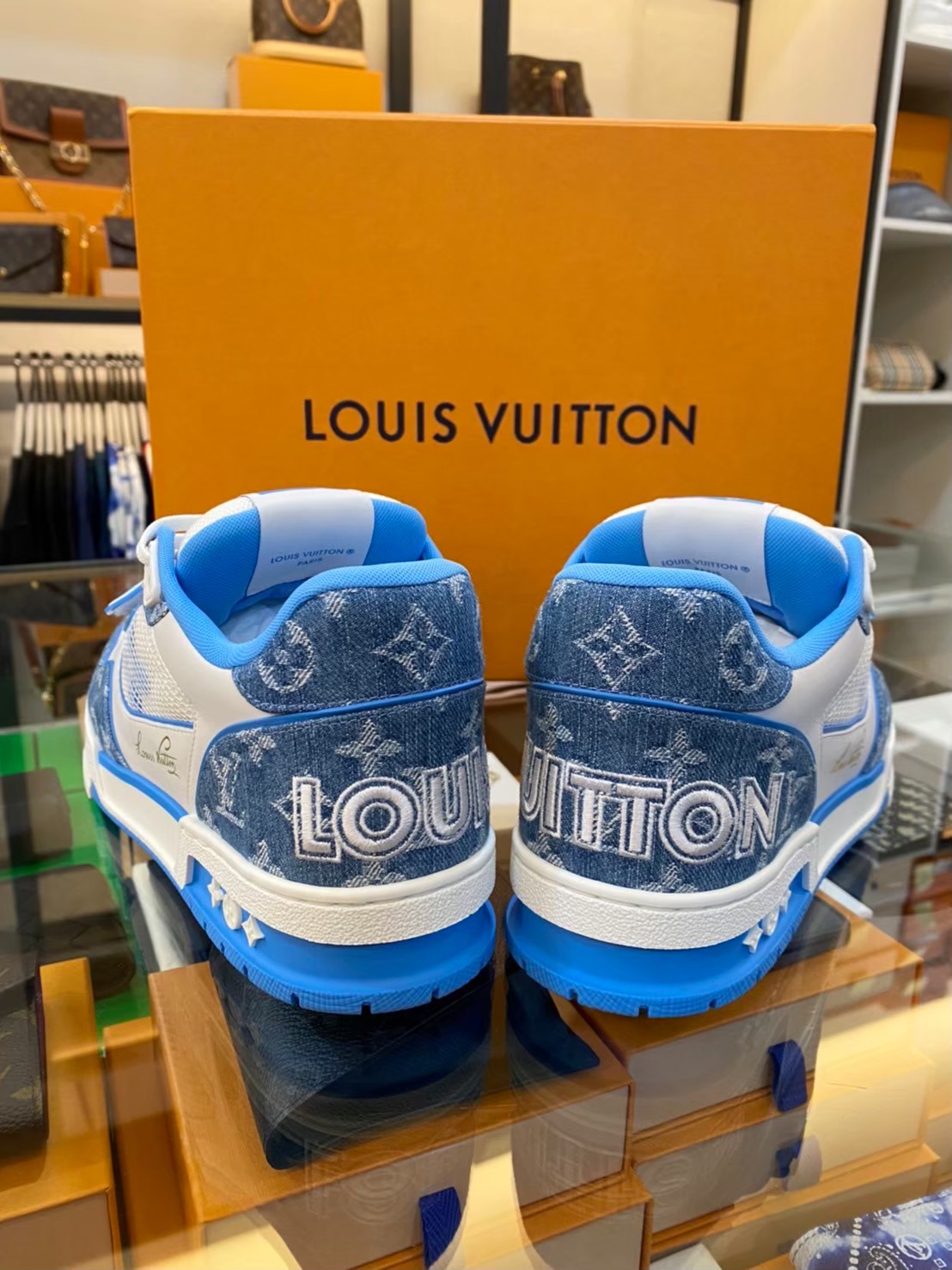 Louis Vuitton LV TRAINER 1A9ZI6 北卡藍牛仔刺繡小白鞋- 鹿晉歐美精品代購