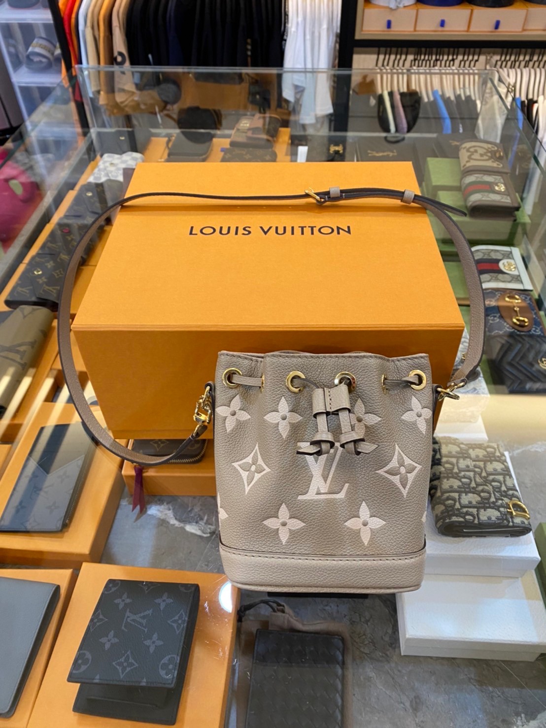 Louis Vuitton LV M46291 斑鳩灰奶茶水桶包- 鹿晉歐美精品代購